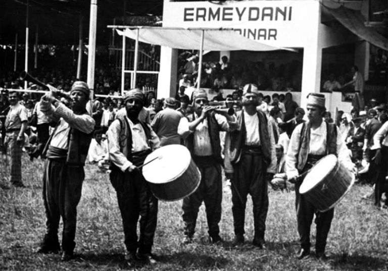 Image of Turkish musicians playing davuls and zurnas